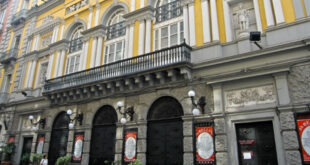 Teatro Bellini di Napoli. Foto da Wikipedia