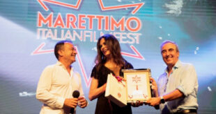 Maria Grazia Cucinotta premiata per Marettimo Italian Film Festival 2023 con Gasparri e Verdone