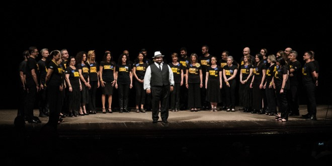 Ciro Caravano dei Neri per Caso con il Coro Pop. Foto di Mauro Mancassola