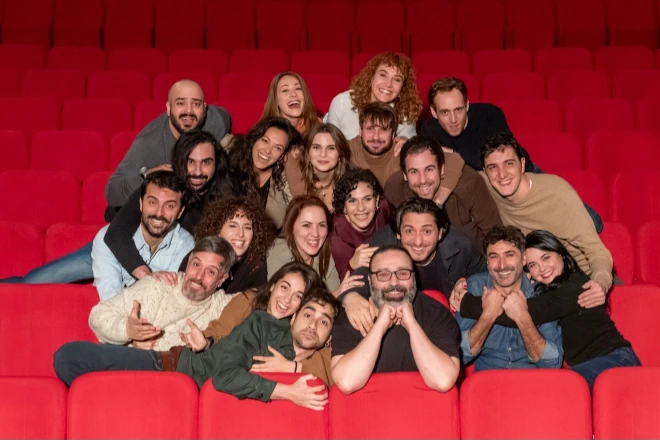 Il cast dello spettacolo. Foto di Massimiliano Fusco